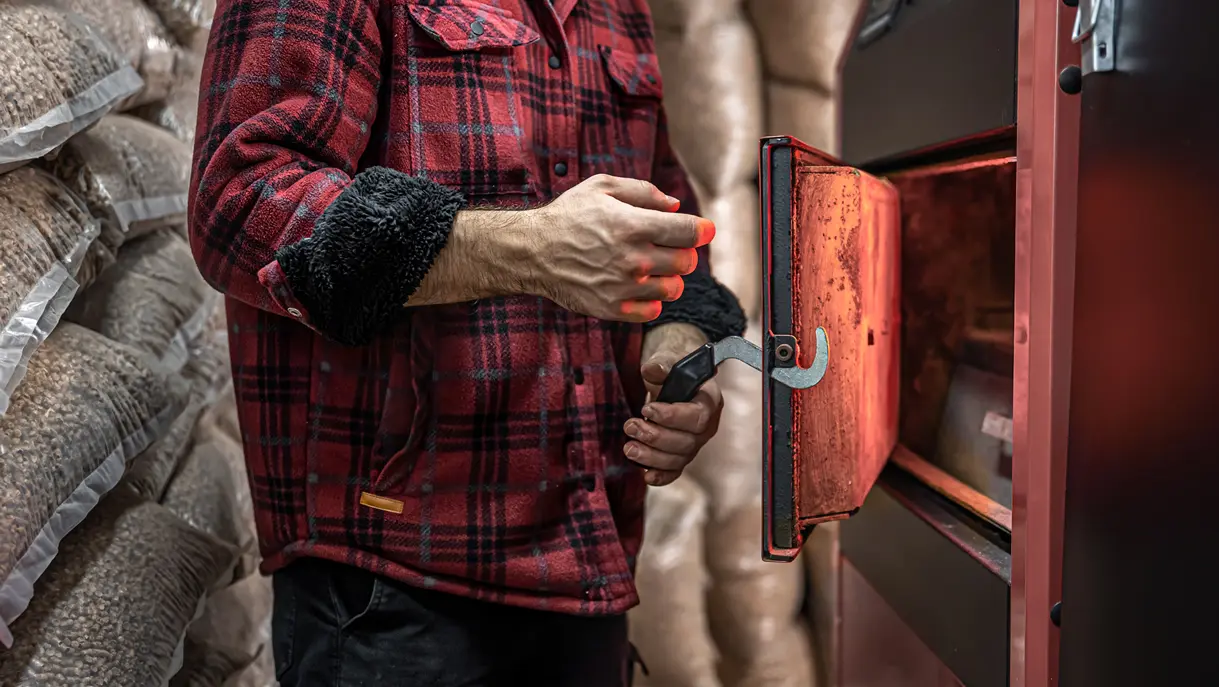 Imagem ilustrativa de coque verde de petróleo (CVP) sendo manuseado em forno elétrico a arco submerso (SAF) para produção de ferroligas.